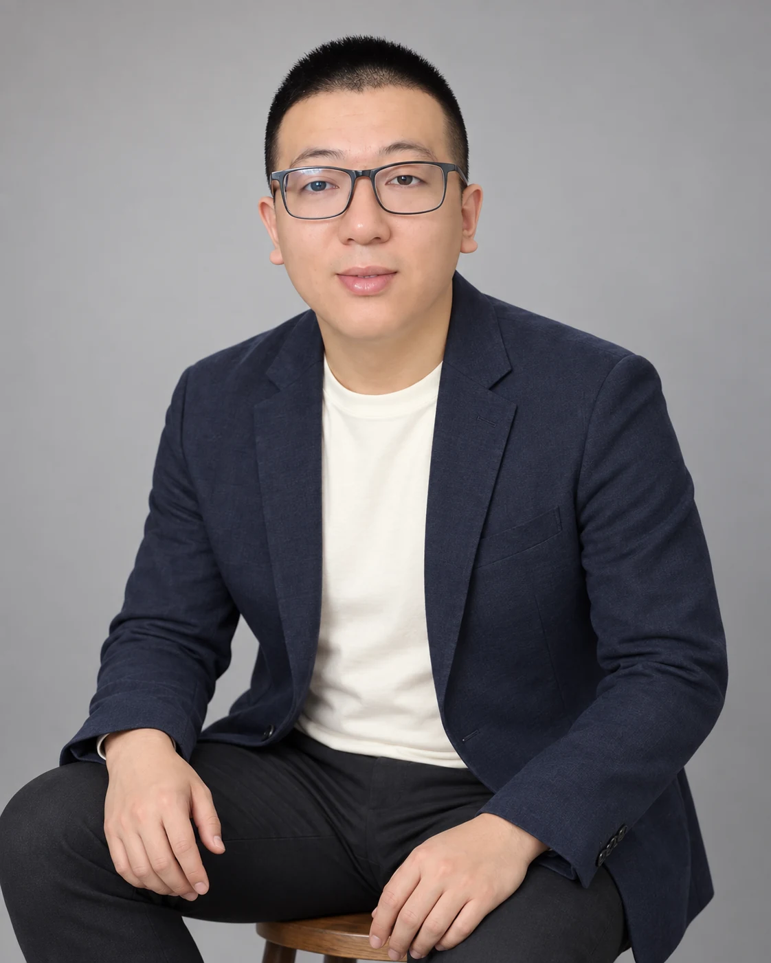 课程主讲沐阳的坐姿形象照